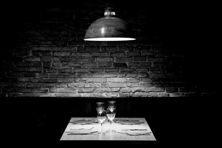 Dark dining prevented consumers from seeing the food they were eating. Image Source: Getty Images/Al Gonzalez