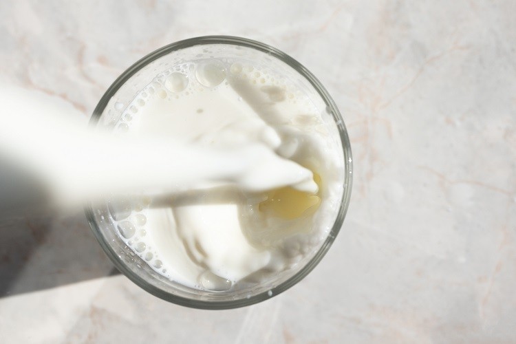 https://www.foodnavigator.com/var/wrbm_gb_food_pharma/storage/images/_aliases/wrbm_large/publications/food-beverage-nutrition/foodnavigator.com/news/science/is-whole-milk-worse-for-your-heart-than-cheese-study/12187201-1-eng-GB/Is-whole-milk-worse-for-your-heart-than-cheese-Study.jpg